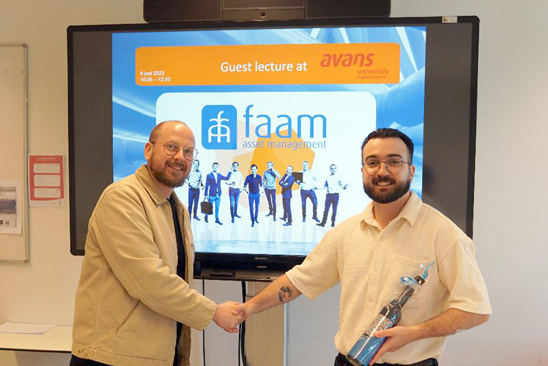 Lars Leenders en Alkan Demir inspireren vol trots tweedejaarsstudenten Industrial Engineering & Management (IEM) van Avans Breda met hun kennis en expertise.